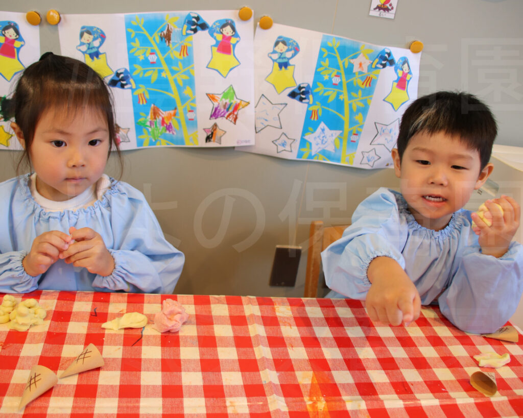 We played by making ice cream with flour dough.